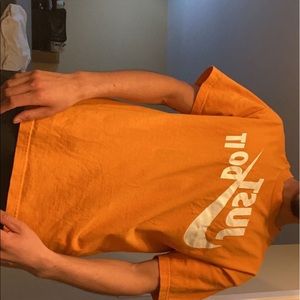 Nike everyday tee, very good condition worn once!!